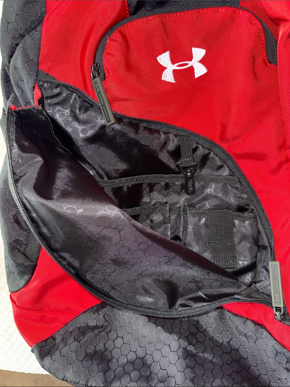 🎒 Under Armour Red & Black Backpack - Picture 9 of 12